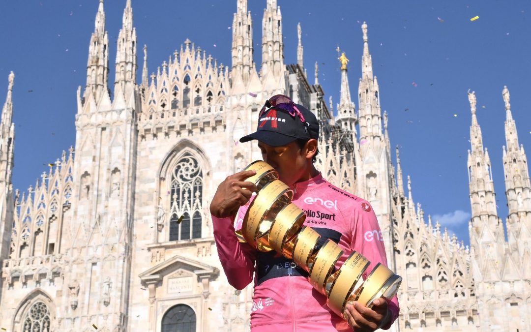 Egan Bernal beso el trofeo del Giro de Italia 2021