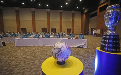 Árbitros asisten a seminario previo a la Copa América