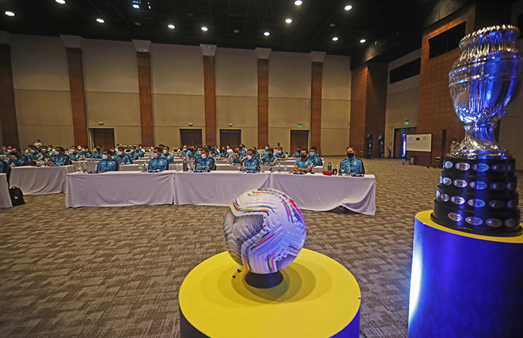 Árbitros asisten a seminario previo a la Copa América