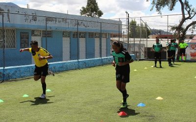 Árbitro de fútbol barrial enriquece su conocimiento