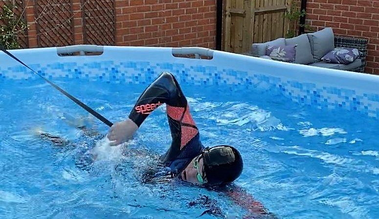 Increíble, Matthew Richards adolescente que pasó de entrenar en una piscina de lona en su casa y ganar el oro olímpico