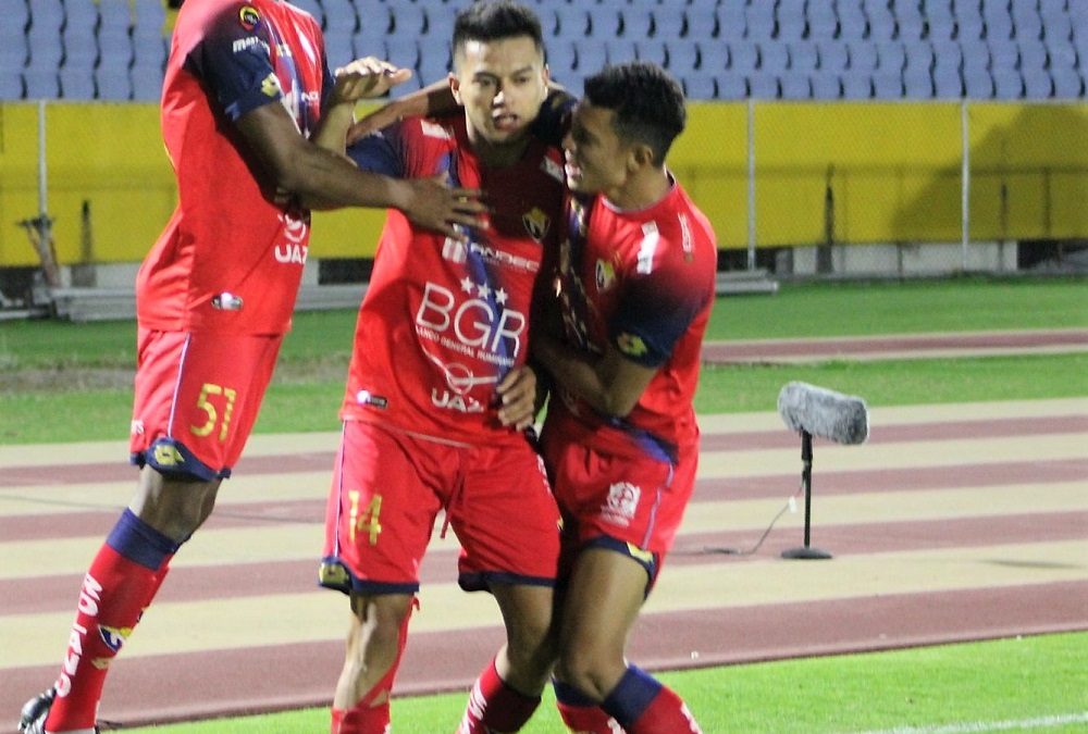 Nacional más cerca del líder