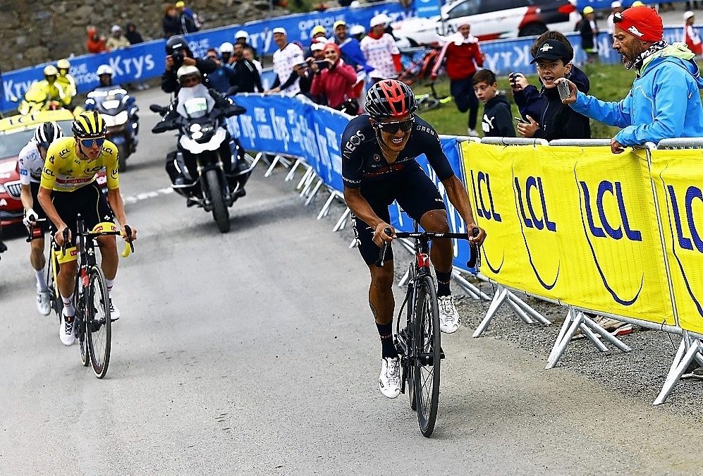 Richard Carapaz desciende dos puestos en el ranking mundial
