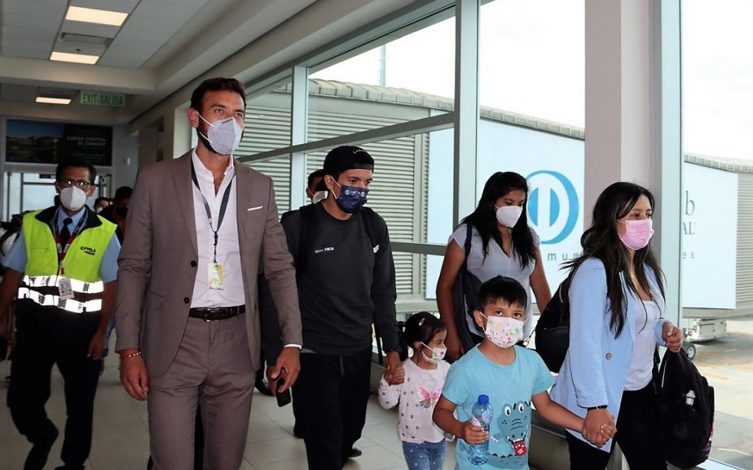 Richard Carapaz arribo a Quito, lo recibió el Ministro del Deporte