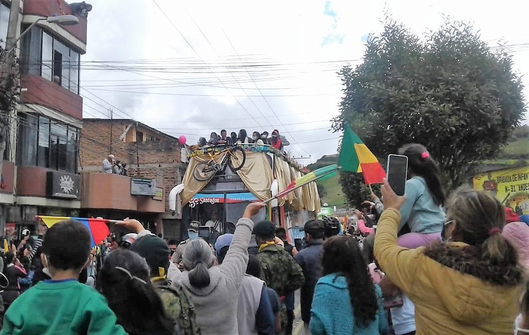 Saludo multitudinario a la Locomotora del Carchi