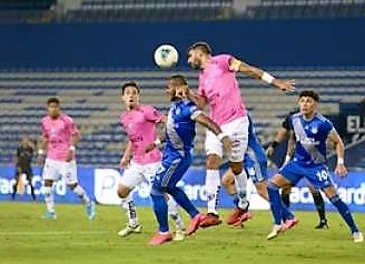 Cabezazos reiterados en el fútbol pueden elevar riesgo de deterioro cognitivo según estudio: FA