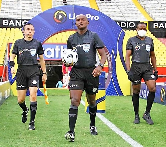 Augusto Aragón dirigirá la final entre Emelec e Independiente