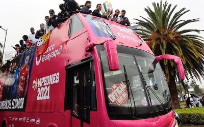 Independiente exhibe el trofeo de campeón en la ciudad de Quito