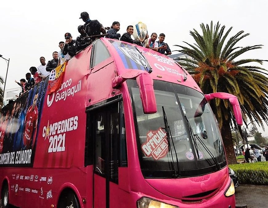 Independiente exhibe el trofeo de campeón en la ciudad de Quito