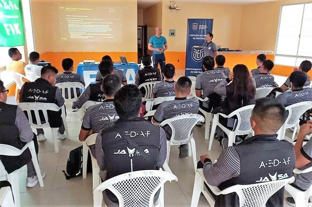 Árbitros ecuatorianos se capacitan y exigen modernización