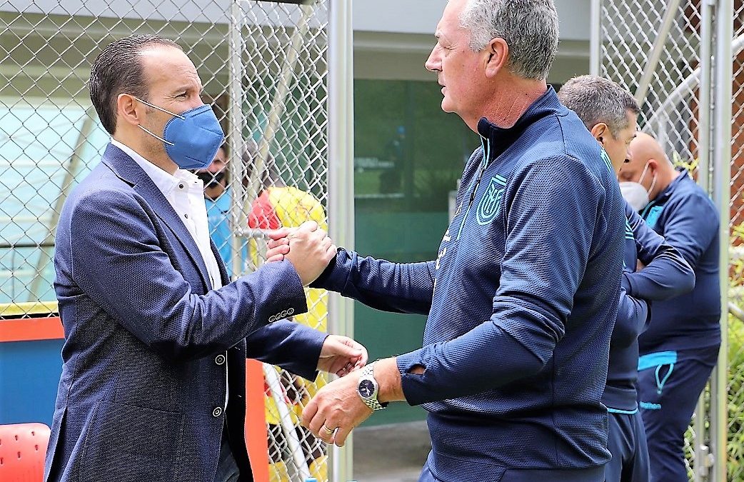La FEF va a buscar renovar el contrato con el técnico Gustavo Alfaro