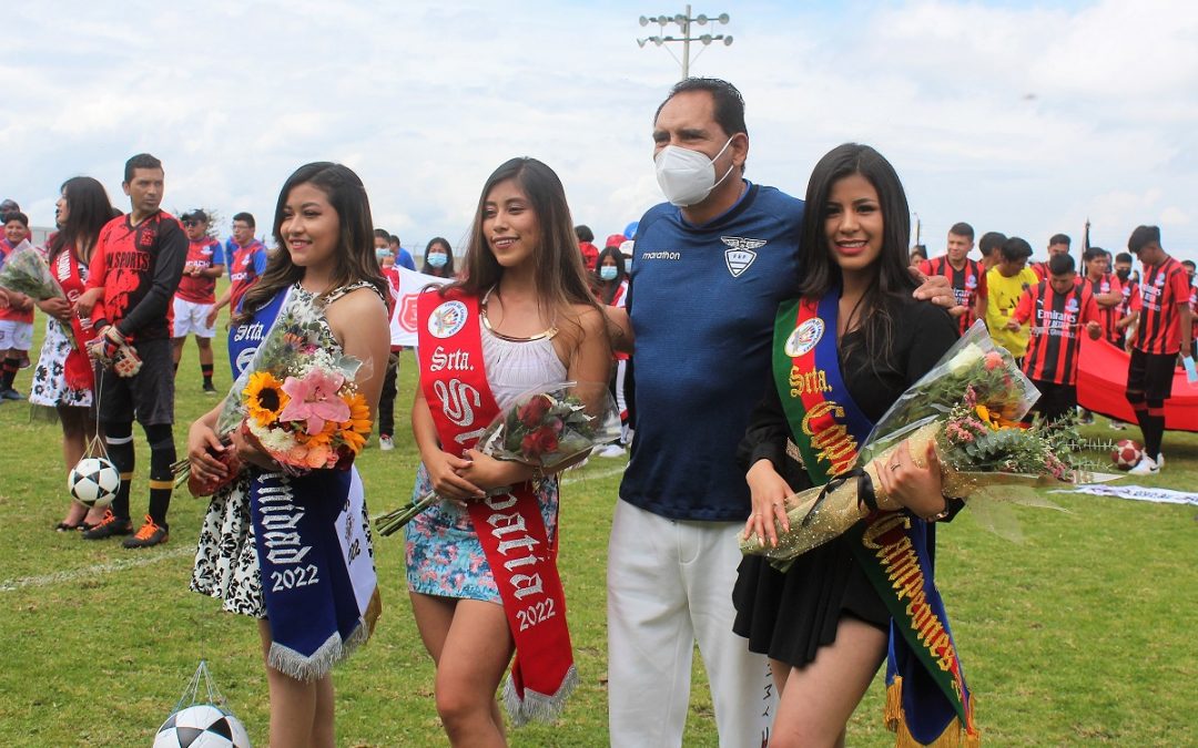 Pedro Moncayo unido por un balón