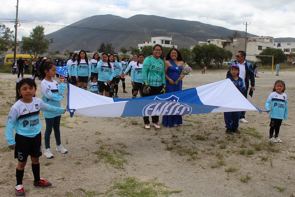 Las damas embellecen al fútbol y a Rumicucho