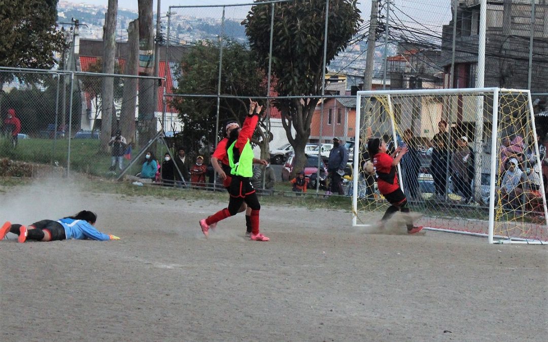 Balacob abrazó la copa de Campeones del microfútbol femenino