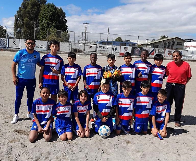 La alegría infantil inunda las canchas de fútbol barrial