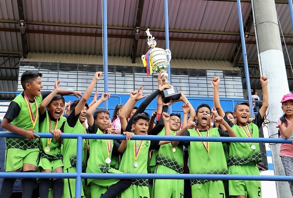 Matilde de Álvarez abrazo la Copa Q12 de Flq y dio la vuelta olímpica