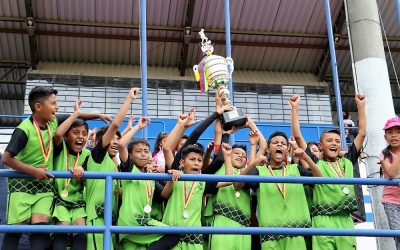 Matilde de Álvarez abrazo la Copa Q12 de Flq y dio la vuelta olímpica