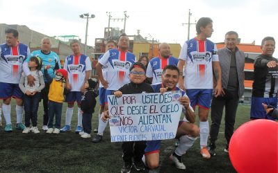 Abrazo de goles en finales de microfútbol en la Liga IESS-FUT