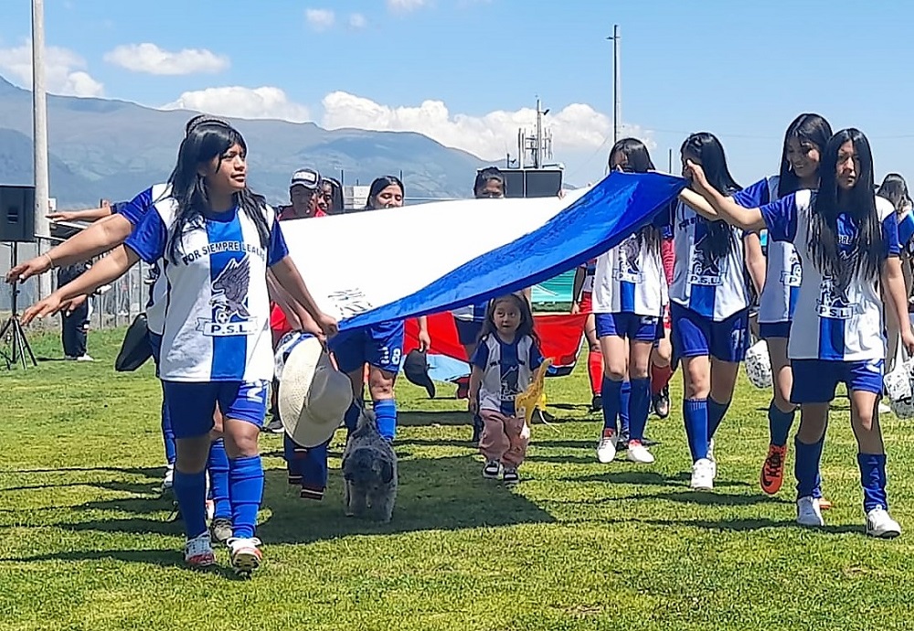 La mujer se apodera del balón de fútbol