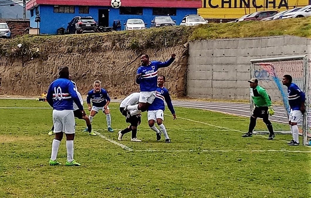 Honores deportivos en la inauguración de fútbol para los máster