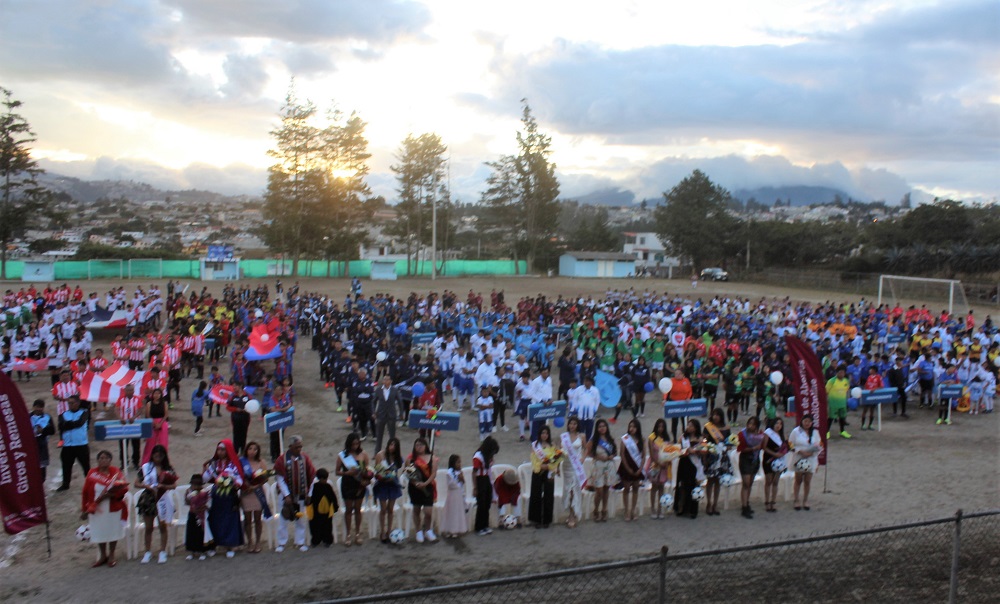 La bandera de la confraternidad deportiva flameo en liga Llano Grande