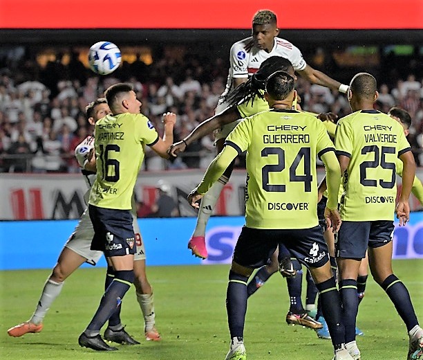 Énner Valencia: “Son penales que practico toda la semana, pero se me abrió mucho el pie”