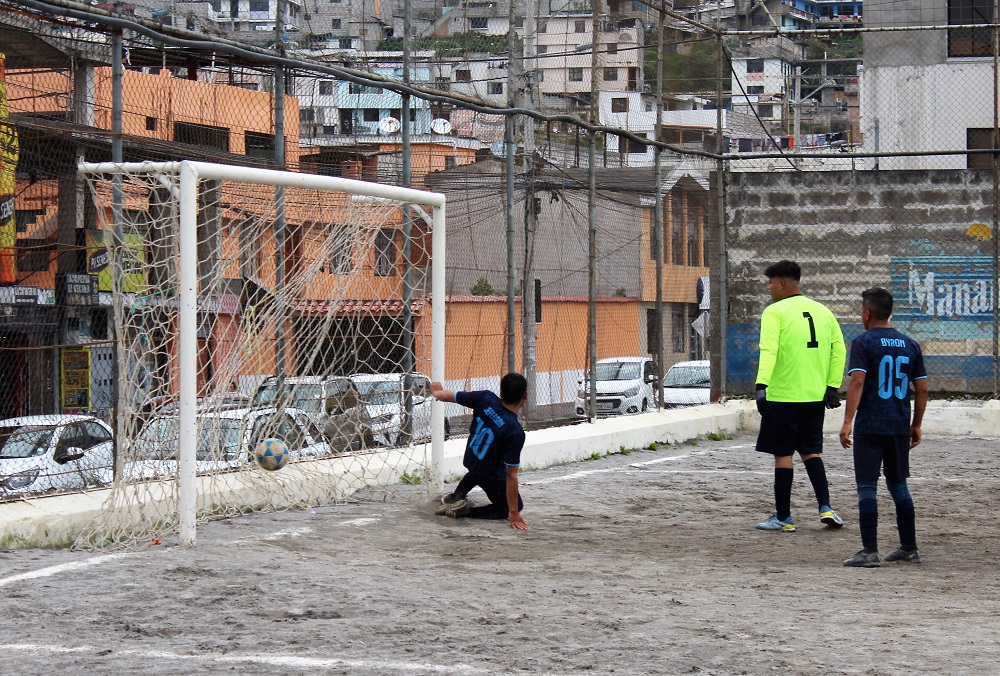 Sol y lluvia en las finales de la liga, Batallón Chimborazo