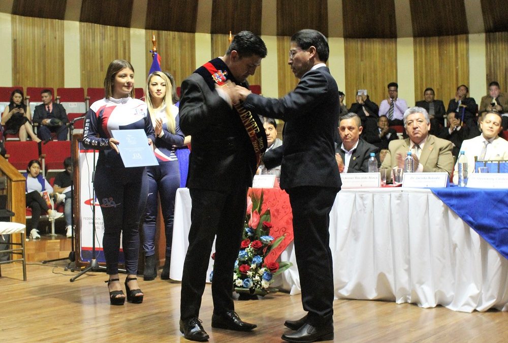 Carlos Gordon presidente de la Flq recibió la banda presidencial