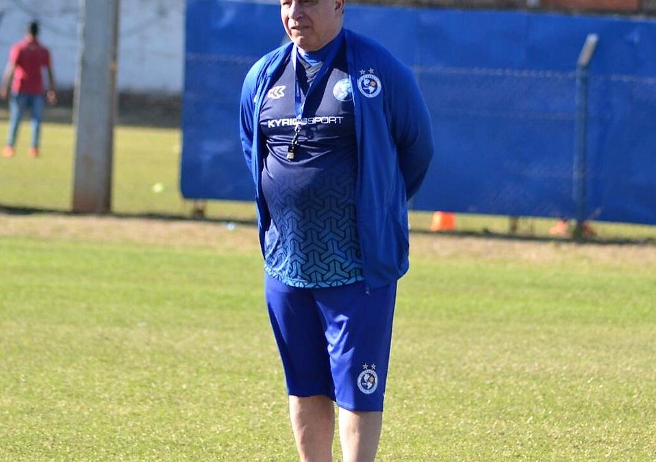 El técnico uruguayo-paraguayo Ever H. Almedia de El Nacional, de Ecuador, sometido a cirugía de cadera