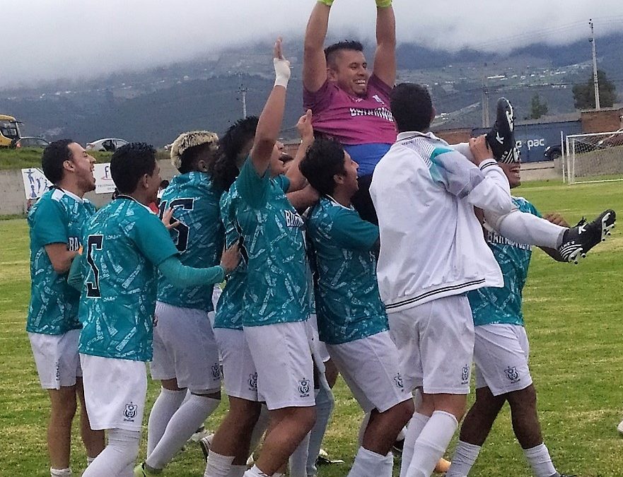 Barrionuevo efectivo en los penales, abrazó la copa “Carlos Castañeda”