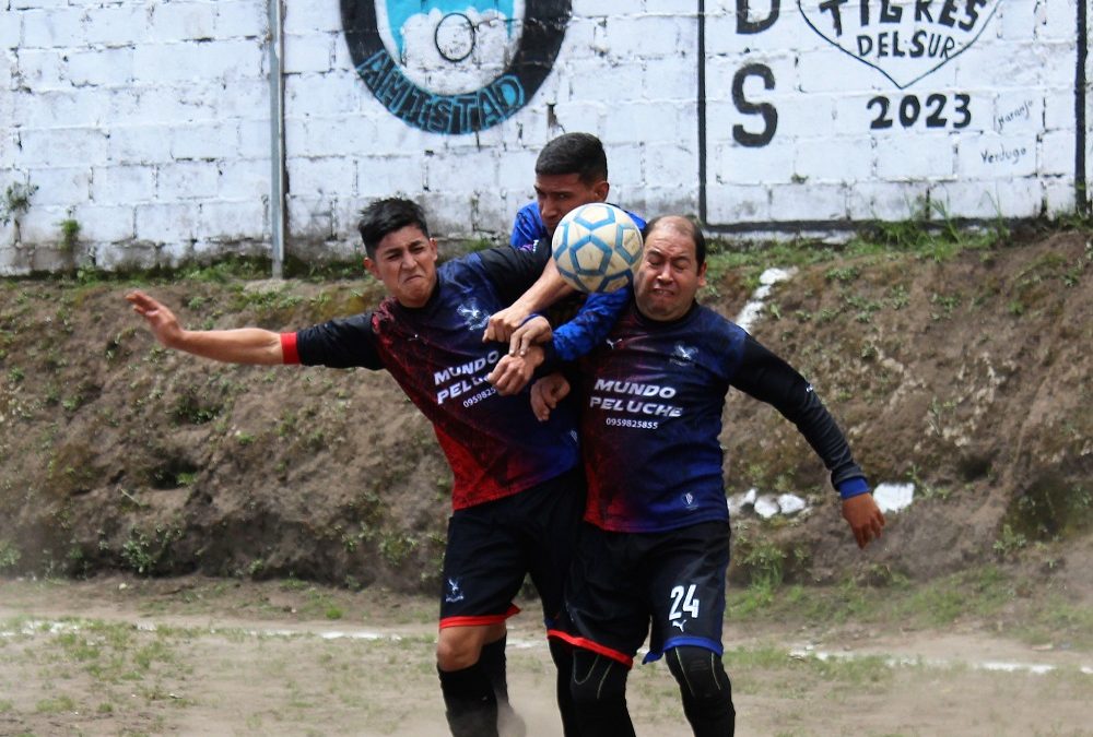 Honores deportivos en la inauguración de fútbol para los máster