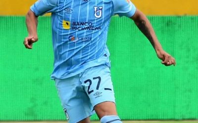 La Católica golea momentáneamente lidera el torneo de fútbol en Ecuador