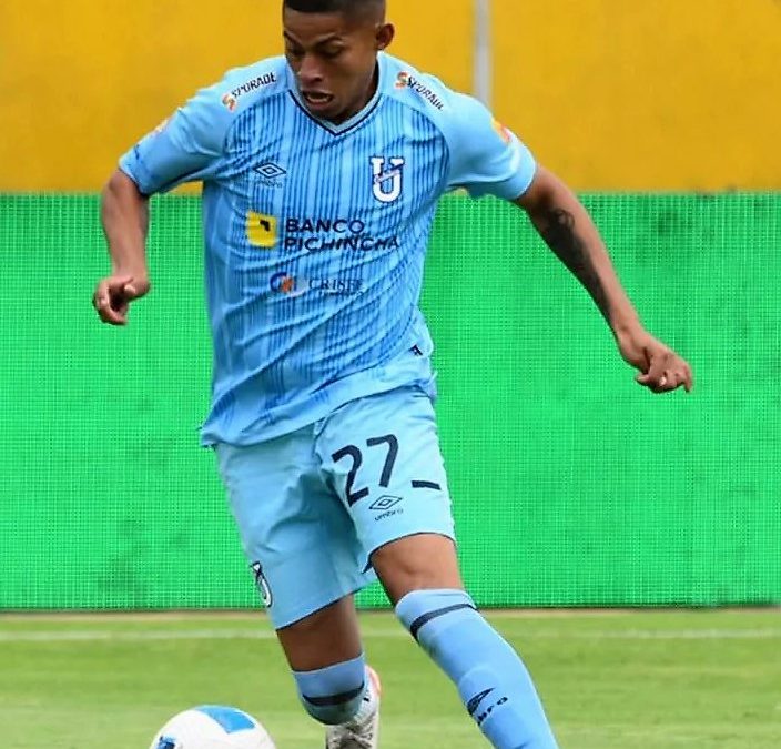 La Católica golea momentáneamente lidera el torneo de fútbol en Ecuador