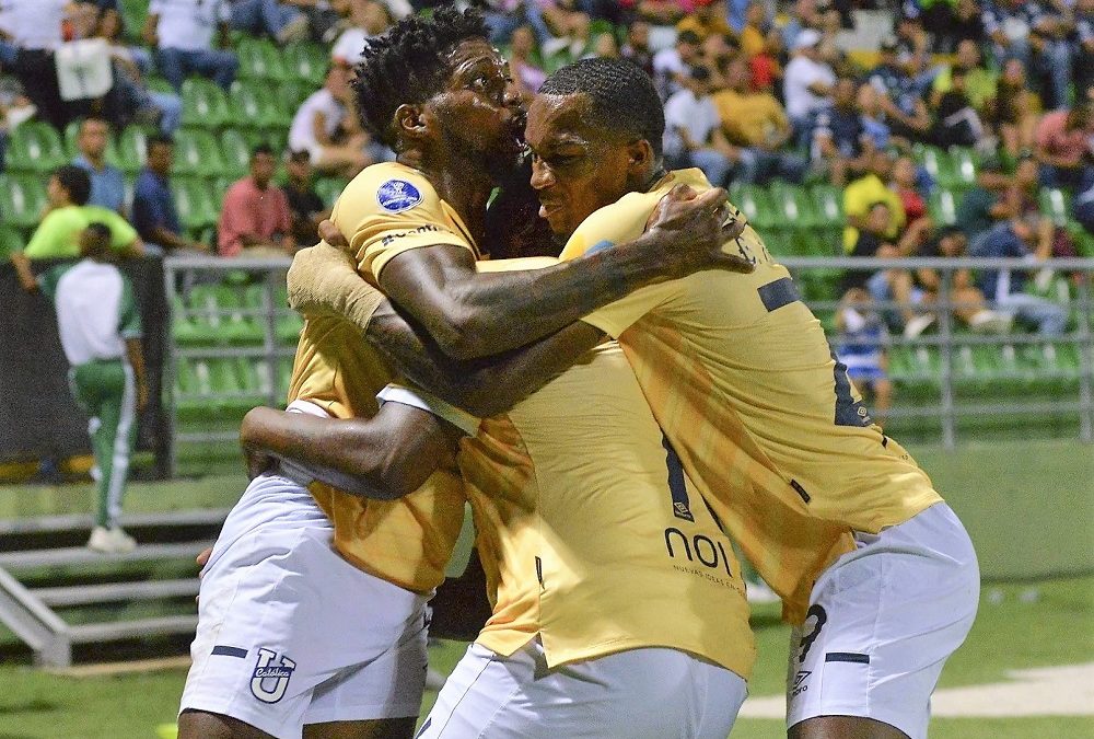 Los ecuatorianos de la U Católica remontan en casa de Alianza y se afianzan en el liderato