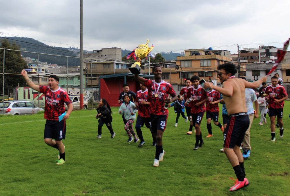 Los campeones de fútbol saludan a la UDLI en su aniversario